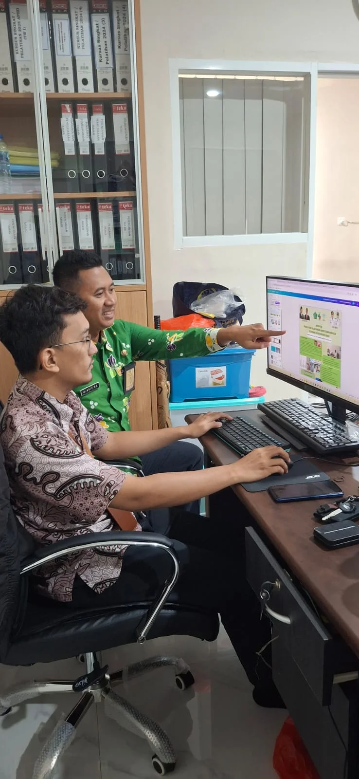 Pembuatan Poster dengan Tim Inovasi.webp